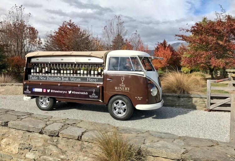 真「酒鬼巴士」!新西兰小巴载满「46瓶葡萄酒」随时开喝