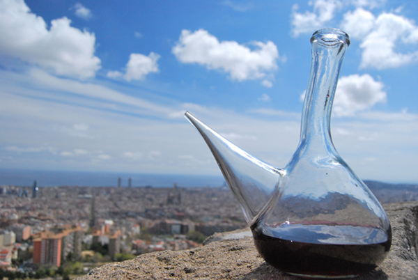 象征西班牙文化的酒壶,不妨试试杂技式喝酒!